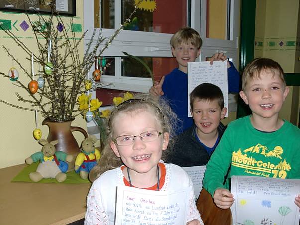 Sch&uuml;ler schreiben an Osterhasen (Foto: Heike Kaufhold)