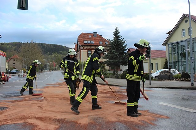 Beseitigung Ölspur (Foto: Feuerwehr Heiligenstadt) Beseitigung Ölspur (Foto: Feuerwehr Heiligenstadt)