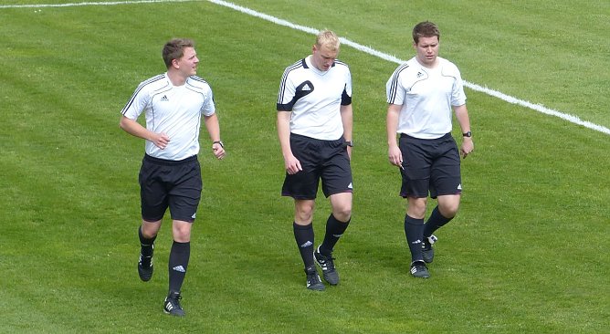 Auch Schiris müssen sich warmmachen... (Foto: nnz) Auch Schiris müssen sich warmmachen... (Foto: nnz)