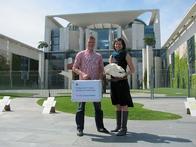 Vor dem Bundestag (Foto: Stiftung für Bären) Vor dem Bundestag (Foto: Stiftung für Bären)