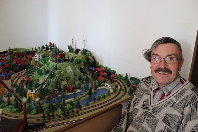 Karl-Heinz Apelt vor seiner Modellbahn (Foto: Gisela Reinhardt)