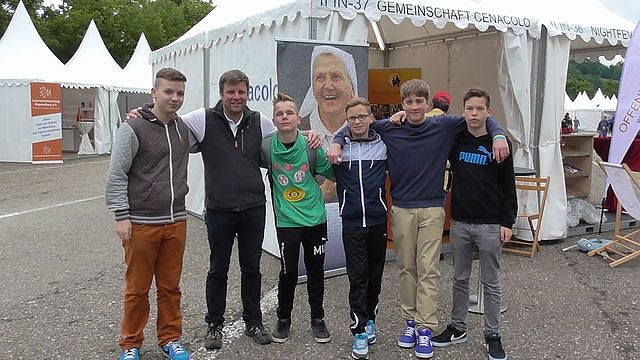 Markus Könen mit Schülern (Foto: Ilka Kühn) Markus Könen mit Schülern (Foto: Ilka Kühn)