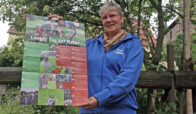 Gisela Stand pr&auml;sentiert das Faltblatt (Foto: NABU Th&uuml;ringen)