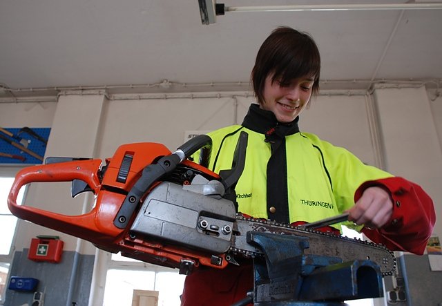 Ausbildung für Frauen (Foto: ThüringenForst) Ausbildung für Frauen (Foto: ThüringenForst)