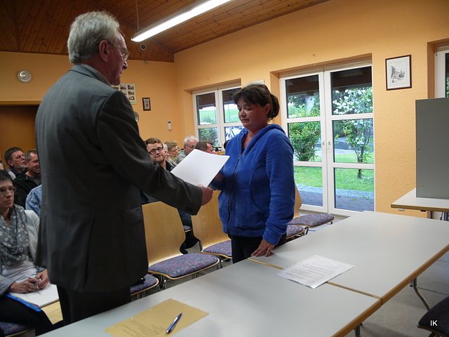 Gerd Reinhardt &uuml;berreicht die Urkunde (Foto: Ilka K&uuml;hn)