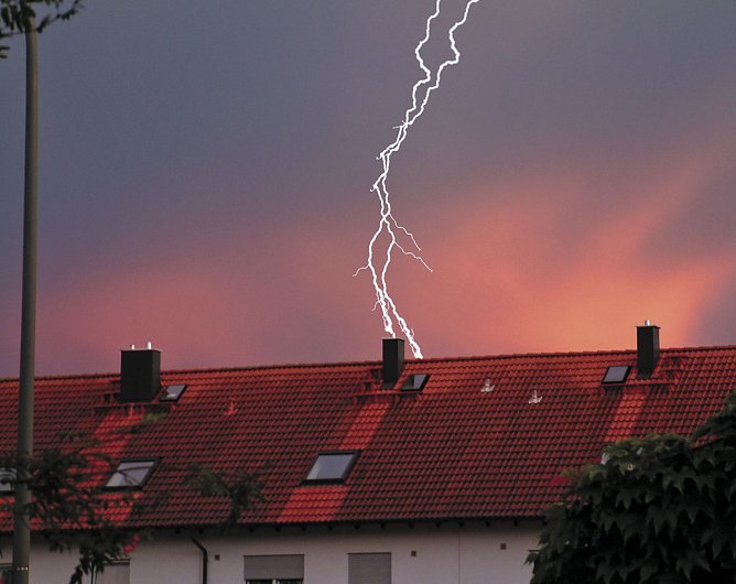 Gefangener Blitz (Foto: HF.Redaktion/Dachdeckerhandwerk) Gefangener Blitz (Foto: HF.Redaktion/Dachdeckerhandwerk)