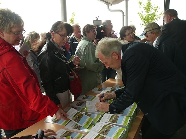 Beim Signieren der neuen Brosch&uuml;re (Foto: Ilka K&uuml;hn)