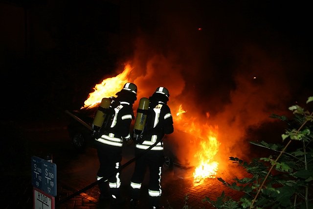 Feuerwehr l&ouml;scht Feuer am BMW (Foto: Feuerwehr Heiligenstadt)
