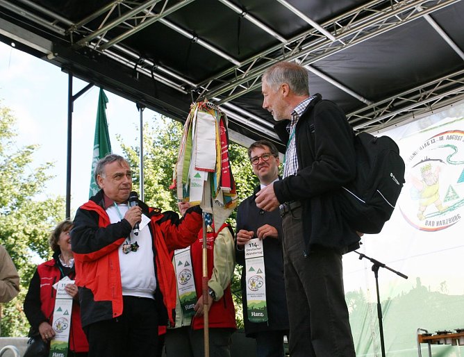 Wimpel &uuml;bergeben (Foto: privat)