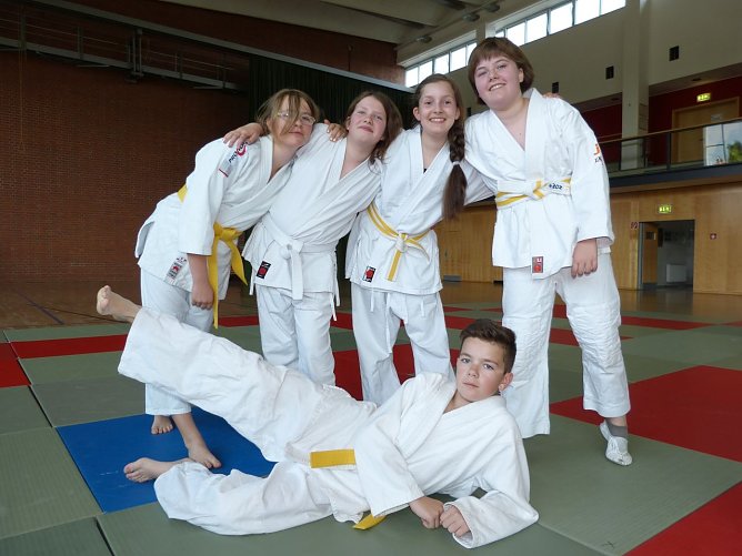 Katharina Hentrich_Stacy Hinske_Lara Fries_Fiona Kletschka_davor Niklas Ernst (vlnr) (Foto: D. Hesse)