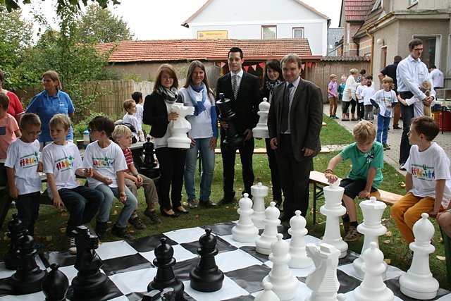 &Uuml;bergabe Schachspiel (Foto: Torsten Kay Schuchardt)