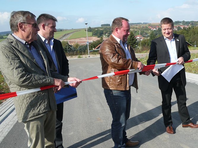 B&uuml;rgermeister zerschneidet Band (Foto: Ilka K&uuml;hn)