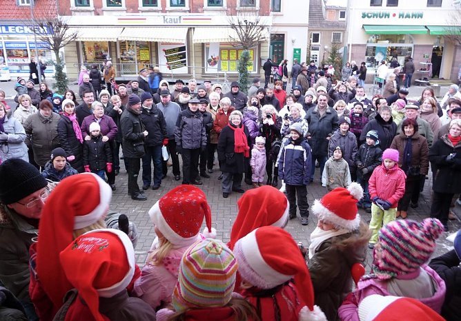 Auftritt zum Weihnachtsmarkt (Foto: Jürgen Schicht) Auftritt zum Weihnachtsmarkt (Foto: Jürgen Schicht)