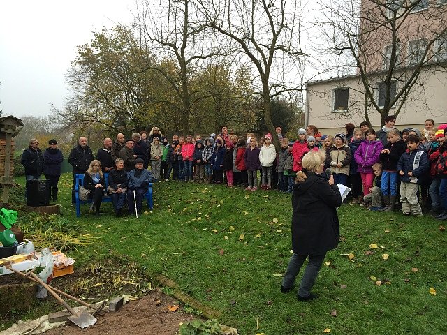 blaue Bank f&uuml;r Wei&szlig;enborn-L&uuml;derode (Foto: Cornelia Kurth-Scharf)