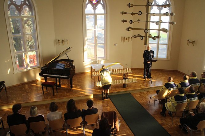 Landespolizeipfarrer Michael Zippel sprach zu Angh&ouml;rigen und Rettungskr&auml;ften (Foto: Angelo Glashagel)