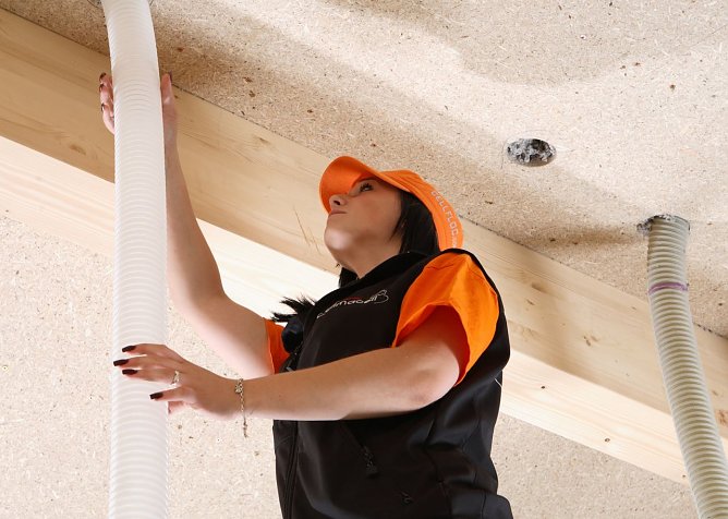 Durch das Einblasen oder Spr&uuml;hen des losen D&auml;mmstoffes ist ein fugenloses D&auml;mmen m&ouml;glich.  (Foto: Climazell)