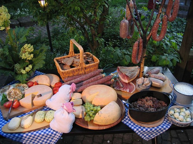 Gedeckte Tafel (Foto: Jausenstation) Gedeckte Tafel (Foto: Jausenstation)