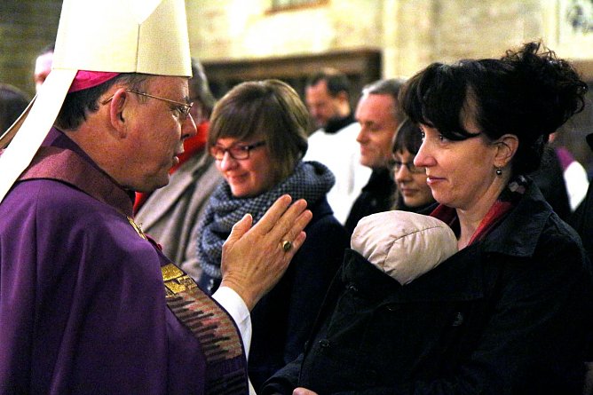 Bischof gratuliert Taufbewerberin (Foto: Peter Weidemann)