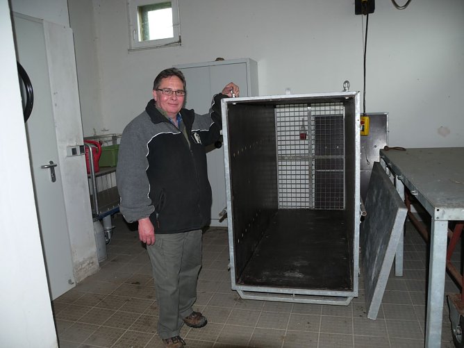 Ralf Wettengel mit der Transportbox (Foto: Ilka K&uuml;hn)