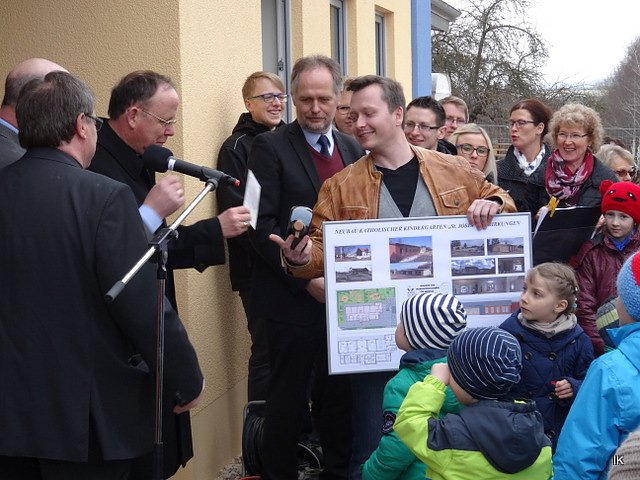 Schl&uuml;sel&uuml;bergabe  (Foto: Ilka K&uuml;hn)