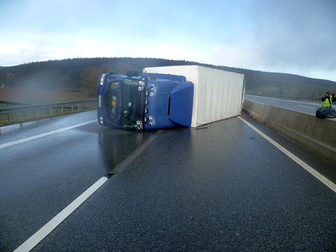 Umgepustet - die A38 musste gestern gesperrt werden, weil ein LKW dem Wind nicht standgehalten hatte (Foto: AUTOBAHNPOLIZEIINSPEKTION)