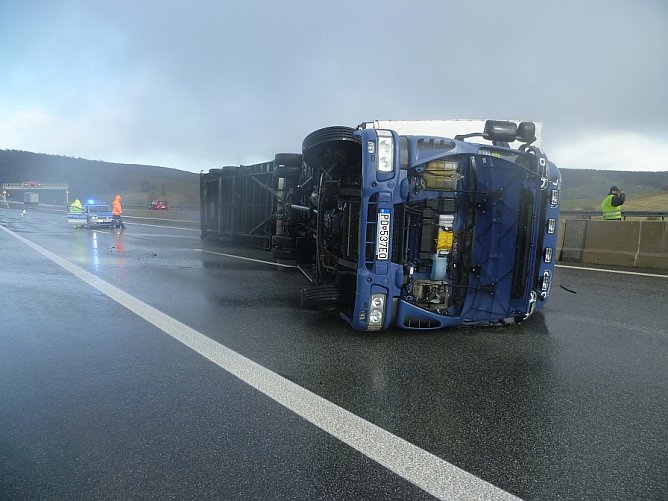 Der Fahrer des nur leicht beladenen LKW verletzte sich zum Gl&uuml;ck nur leicht (Foto: AUTOBAHNPOLIZEIINSPEKTION)