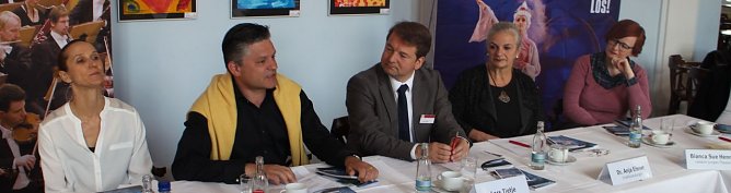 Neue Spielzeit vorgestellt: v.r. Jutta Ebnother, Markus L. Frank, Lars Tietje, Anja Eisner, Bianca Sue Henne (Foto: Angelo Glashagel)