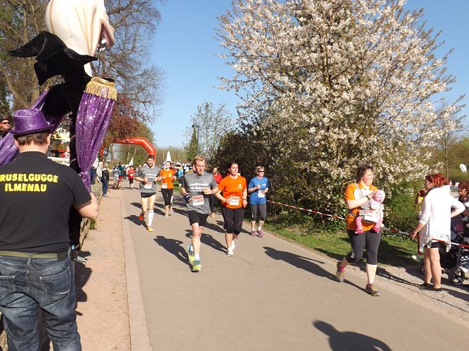 Auch mit dem Kind im Tragetuch ging es auf die Strecke. (Foto: Foto: Mix) Auch mit dem Kind im Tragetuch ging es auf die Strecke. (Foto: Foto: Mix)