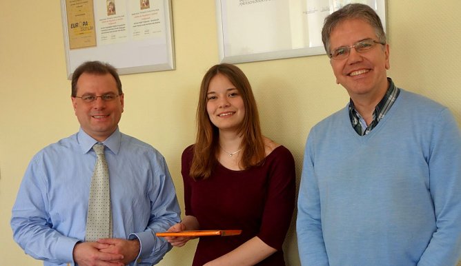 Die Siegerin mit Schulleiter Heinz-Peter Kaes (li.) und Dr. Karsten (Foto: Bergschule)