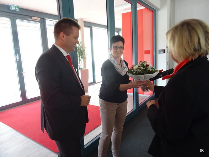 Silvana Otto erh&auml;lt ihren Gutschein (Foto: Ilka K&uuml;hn)