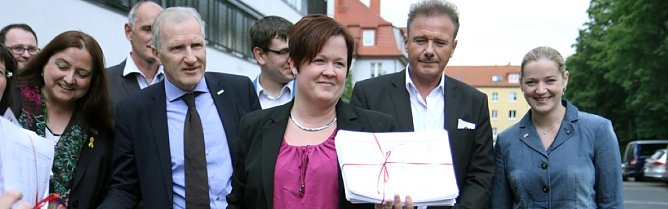 Petition &uuml;bergeben (Foto: Bernhard Schauer)