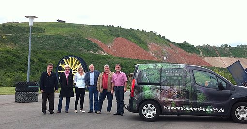 (v.r.) Landrat Zanker, stellv. B&uuml;rgermeister der Gemeinde Menteroda, Uwe Trautvetter, und Mitglieder des Regionalbudgetbeirates fanden sich j&uuml;ngst an der Halde zusammen. (Foto: Foto: Landratsamt)