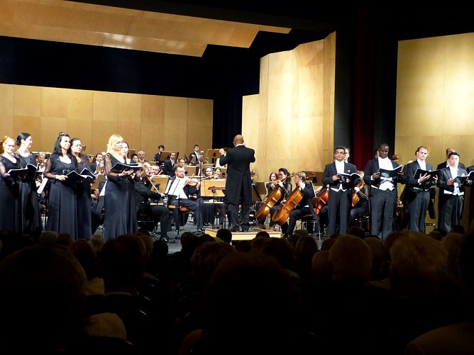 Festlich beginnt die Spielzeit mit der gro&szlig;en Operngala (Foto: Birgit Susemihl)