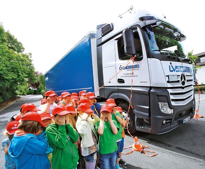 Toter Winkel bei Lkw (Foto: AutoBild)