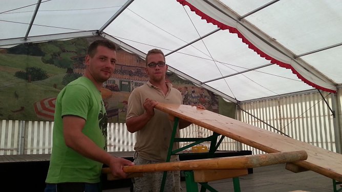 Platzmeister beim Einr&auml;umen (Foto: Kirmesverein)