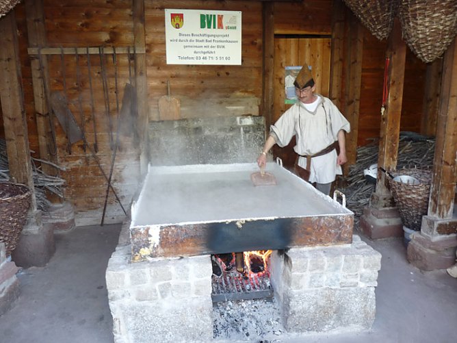 Salzsieden (Foto: Karl-Heinz Herrmann) Salzsieden (Foto: Karl-Heinz Herrmann)