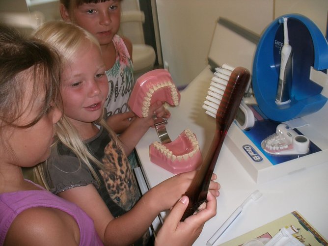 Beim Zahnarzt (Foto: Hort Fuhlrottschule)