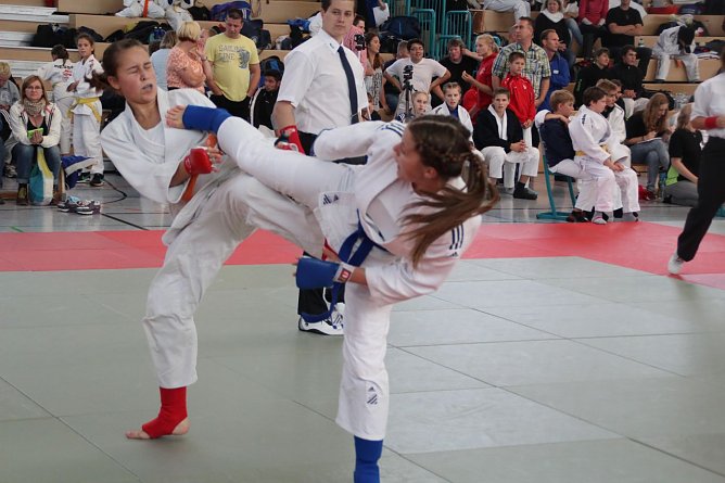 Madlen Schumann (r., blau) mit Fußtechnik (Foto: Ju-Jutsu Verein) Madlen Schumann (r., blau) mit Fußtechnik (Foto: Ju-Jutsu Verein)