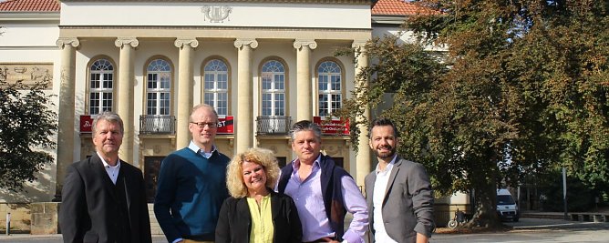 Neues Team f&uuml;r Theater und Loh-Orchester (v.l.:) Intendant Daniel Klajner, Christian Georg Fuchs, Anette Leistenschneider, Markus L. Frank und Ivan Alboresi (Foto: Angelo Glashagel)