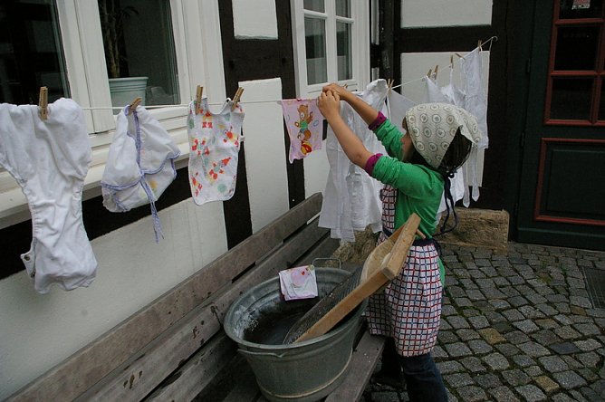 Anna h&auml;ngt W&auml;sche auf (Foto: Ilka K&uuml;hn)