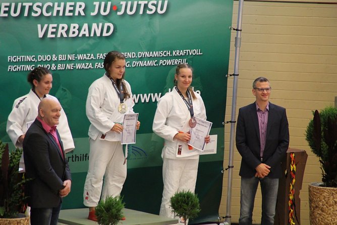 Tamara bei der Siegerehrung (Foto: JuJUtsuverein Leinefelde)
