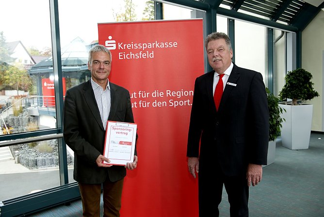 Olaf Eberhardt und Hubert Riese nach der Vertragsunterzeichnung (Foto: Kreissparkasse Eichsfeld)