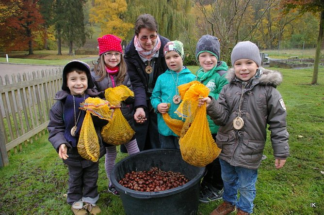 Kinder bringen Kastanien (Foto: Ilka K&uuml;hn)