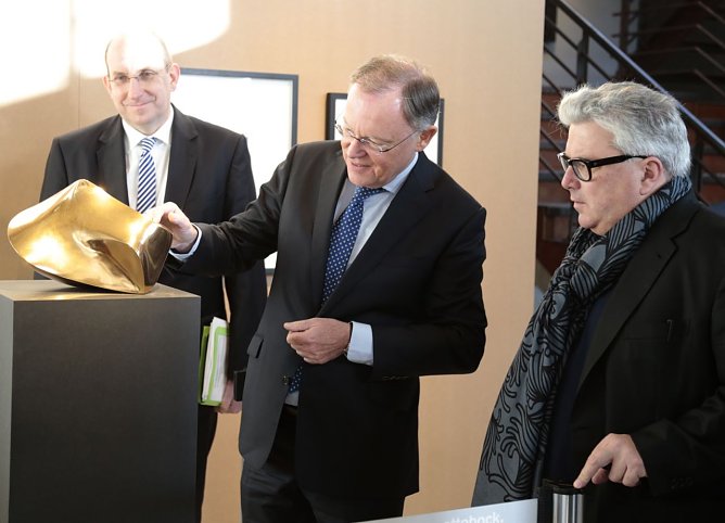 Stephan Weil (Mitte) mit Prof. N&auml;der (re) in der Kunsthalle (Foto: R&uuml;diger Herzog)