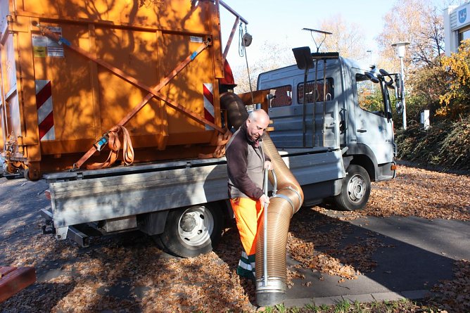 Ralf Vogeley mit dem Laubsauger (Foto: Elke Sagorski) Ralf Vogeley mit dem Laubsauger (Foto: Elke Sagorski)
