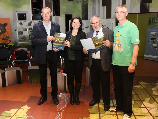 &Uuml;bergabe Naturparkplan (Foto: Uwe M&uuml;ller)