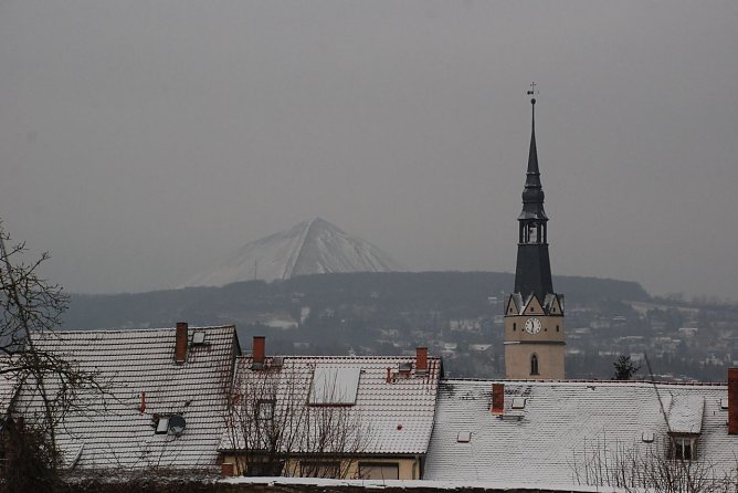 Seit heute Morgen verzuckert: die Schachthalde in Sangerhausen. (Foto: Jochen Miche)
