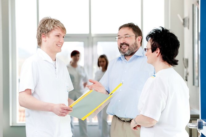 Schulleiter Rudi Peter (Mitte) und Praxisanleiterin  Jutta B&ouml;ttcher mit einem Sch&uuml;ler (Foto: EK)