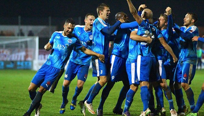 Kann Wacker unterm Flutlicht wieder jubeln? (Foto: Bernd Peter)
