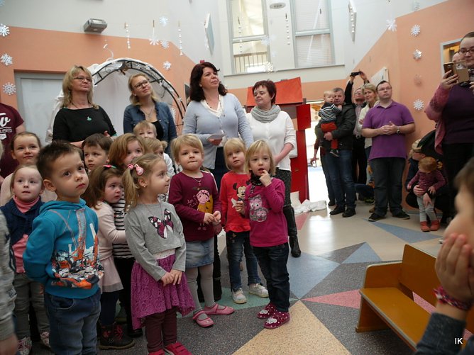 Die Kinder begr&uuml;&szlig;te mit einem Lied (Foto: Ilka K&uuml;hn)